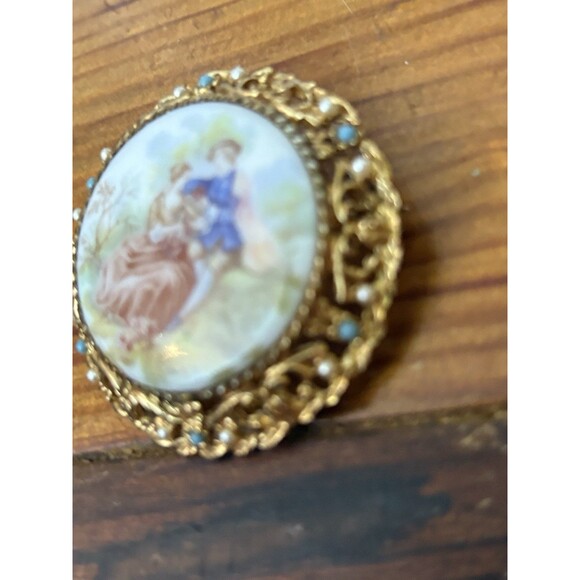 Vintage Porcelain Brooch Pin Courting Couple Lovers Fragonard French Scene Round - Picture 5 of 12